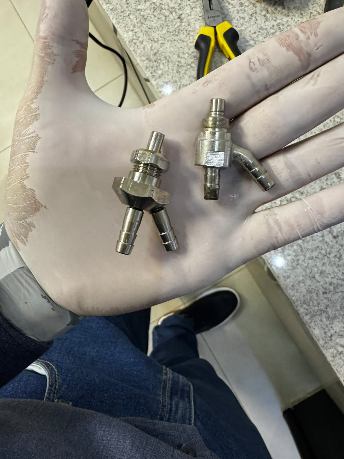 Registro dos conectores do sistema de água da cuspideira.